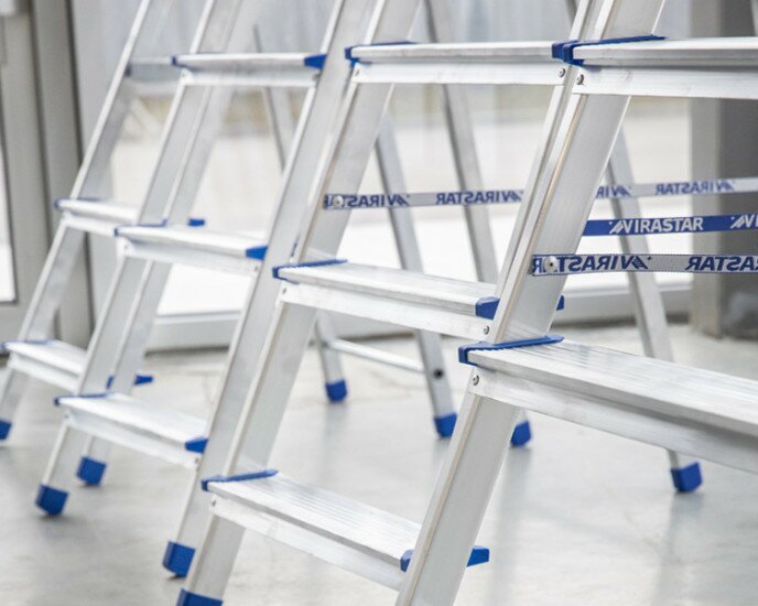 Як кріпляться сходинки стремянок і поперечки драбин до боковин?